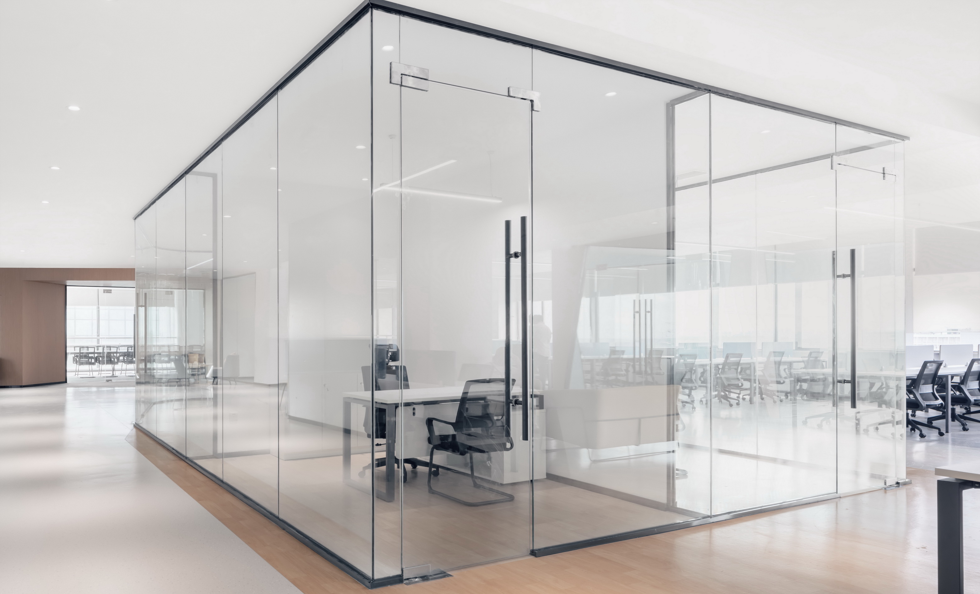 大面积玻璃代替厚重墙体，轻薄的线条边框隐匿其中，会议室的物理分区体量被减至最小。“透明盒子”的结构被光线打通，一个高端质感迭代空间内，空间与工作发生紧密而富有无尽创造力的未来。