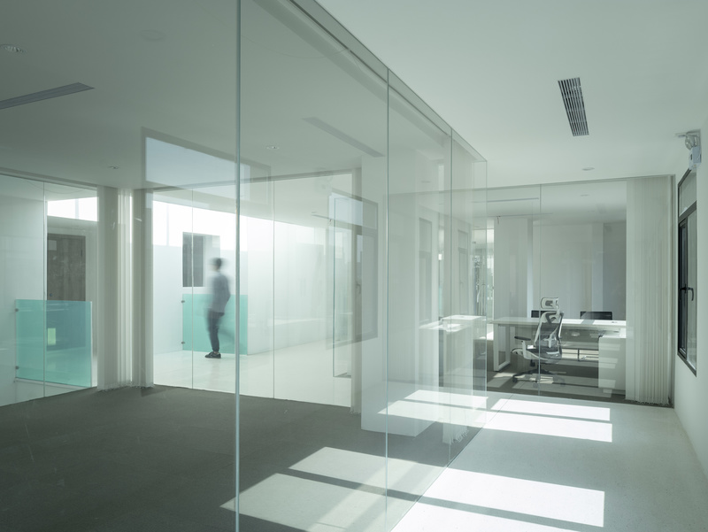 独立的办公空间，自由散落其中，玻璃墙和窗帘可以自由设定空间的私密性