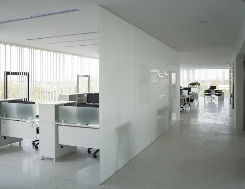 磨砂玻璃为办公空间提供了一定的私密性，大玻璃幕墙为空间提供良好的视野和采光