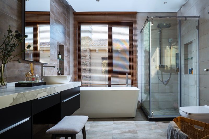 美式元素中夹杂着现代简约，浴室柜上的两组内嵌式铜边镜箱柜，精致又更具实用性。
