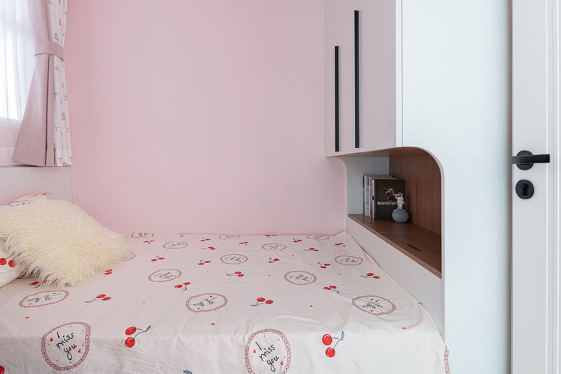 儿童房采用榻榻米设计，衣柜为节省空间将衣柜两段化设计，中间镂空部分可作为床头柜作用存在。