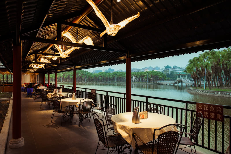 【湖边餐区】葵湖边适合喜欢观赏湖水风光的食客，长廊的就餐区适合二三个小友一起聚会。