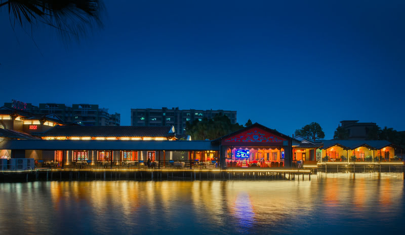 【夜景】夜晚的西湖楼灯火辉煌，为静谧的葵湖注入活力，修旧后的西湖楼也成为江门新会当地的城市名片之一。