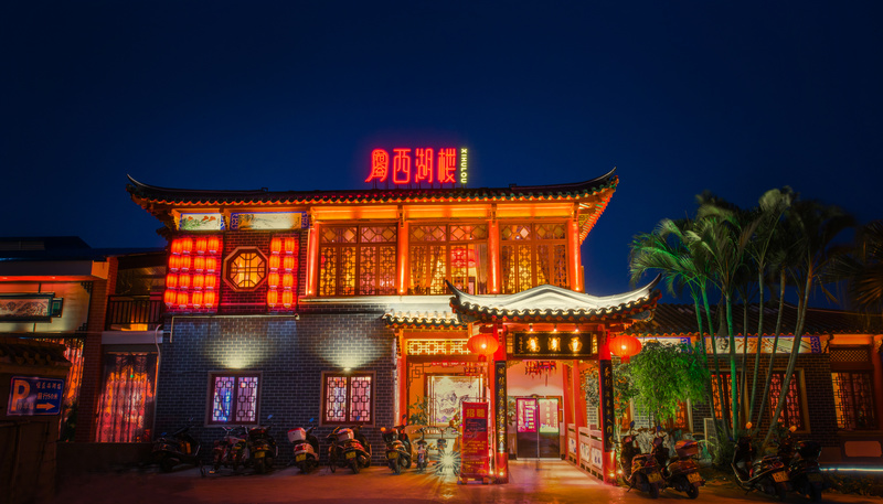 【正门】门前的飞檐是清代建筑象征之一，让食客入门便感受到清朝建筑的魅力，原木的牌匾和橙红的光色让整体更加复古。