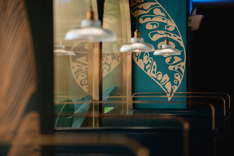 餐位区域配合装饰一组组伞状吊灯，运用越南特色的竹编帽演变成吊灯形式呈现。