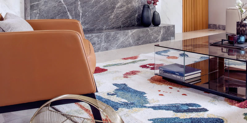 带有明亮活泼色彩的地毯与橙色的单椅摩擦相撞，既给室内增添一份清凉，又增添了客厅的温馨感。