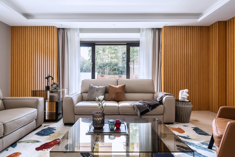 会客区的沙发起着至关重要的作用，它的造型与颜色直接影响了客厅的整体风格。
