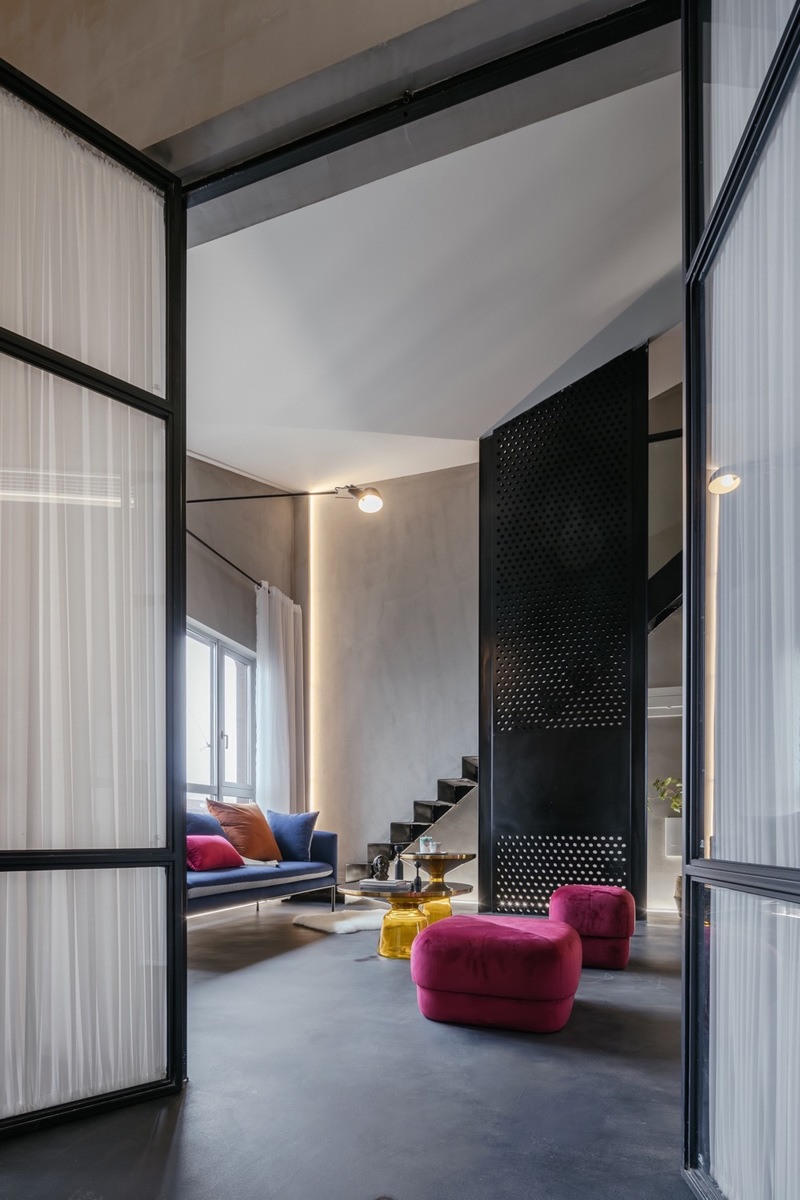 客厅与卧室共享，用铁艺黑框玻璃门轻巧地将这两个空间分开，百褶窗帘稍加遮挡，藉由开阖变化引发空间边界模糊效应，探索无限延展的可能性。