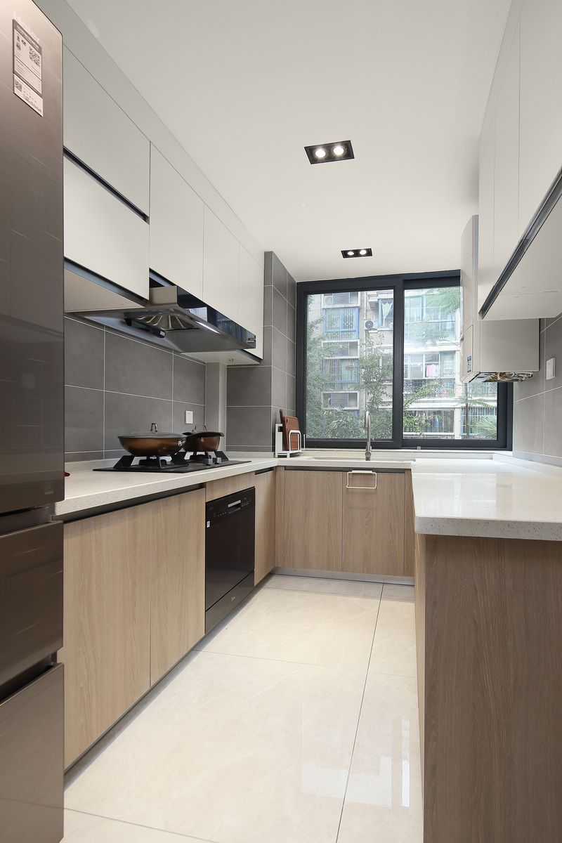厨房简约而明亮，白色和木色的搭配，既呼应了主色调，又丰富了空间色彩。