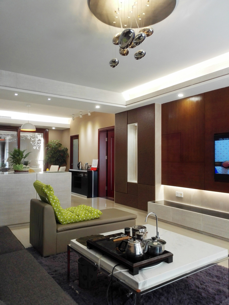 客厅利用明暗光线对比的手法营造出简约却极具视觉效果的轻奢空间。