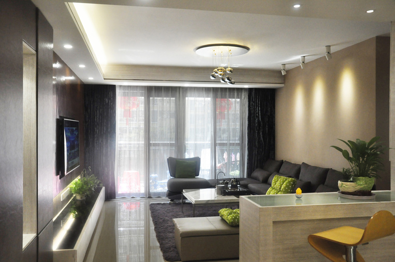 客厅的空间采用较深咖啡色系的明暗对比，使空间更加沉稳及舒适感。