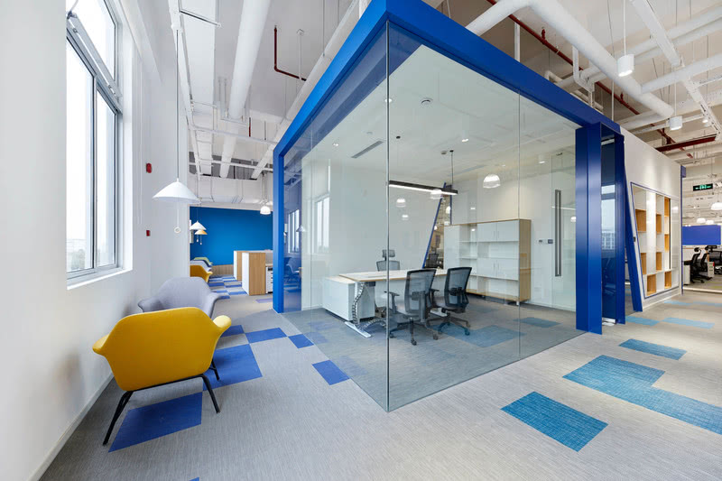 将整体的办公空间塑造成为一个流动性和开放性的空间，最大限度的为提高员工的沟通效率而设计。
The overall office space will be shaped into a fluid and open space, designed to maximize the communication efficiency of employees.