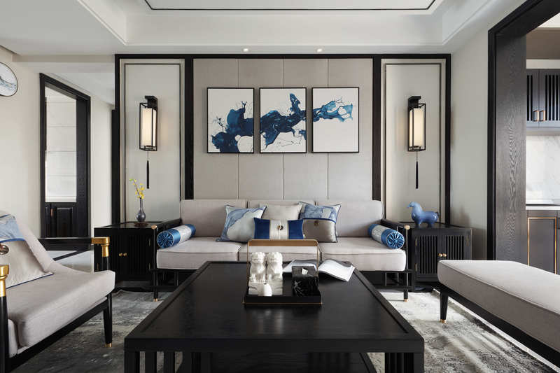 客厅（在黑白灰的基调上，穿插蓝色点缀。让空间变得更雅致含蓄、又端庄大气。一副组合的泼墨画面，赋予空间艺术感的同时，也多了一份生动）