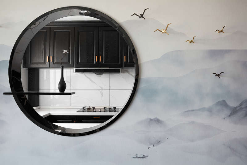 餐厅（缥缈写意的山水画面，和点睛的金属鸟壁饰，虚与实的自然融合，生动的画面，也让观者浮想联翩）