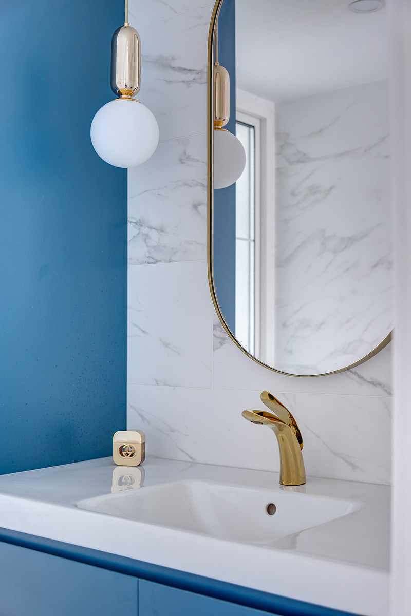 白色简单却能搭配所有颜色，而且，还能让卫浴间更清爽、开阔，搭配蓝色浴室柜与金色小五金，打造典雅大气之感。