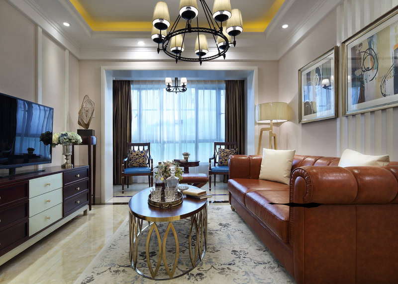 开放式设计的阳台与客厅相互融为一体，高贵的皮质沙发，极具贵族气息的茶几与雅致的地毯。
