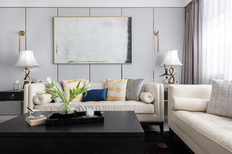 改造后的客厅设计师特以感光度较高的白色为主要基调，为了展现出丰富的空间视觉效果，蓝色的典雅，金色的高贵，棕色的深邃感都在与白色的搭配中营造出大气与优雅的感觉。