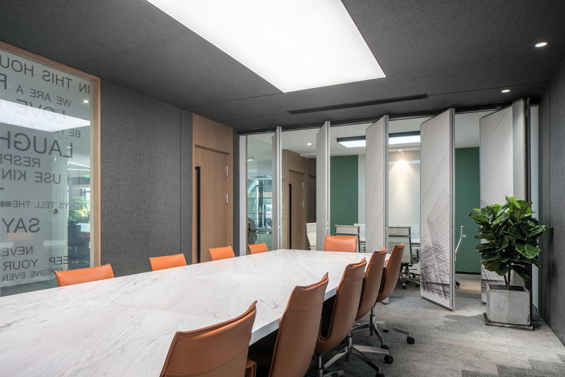 大会议室
在办公室中恰到好处的运用高级灰，能够成为高雅办公的典范。活动门作为隔断，灵活自如地实现会议室“一分二”、“二合一”的会议需求。