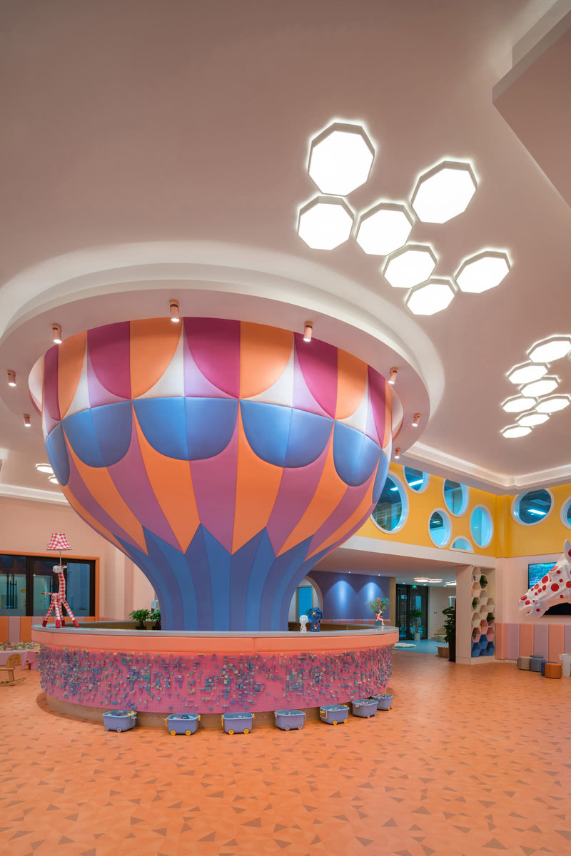 5,幼儿园共享大堂2
该空间设计在喻意上，利用了儿童愿意玩耍的心理特点，利用巨大的热气球造型，吸引孩子的注意力。