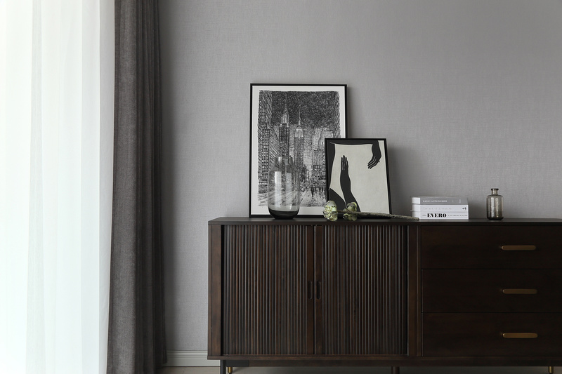 电视柜选购的是一款咖灰色的，实木纹理清晰，收纳空间丰富，充满精致感。