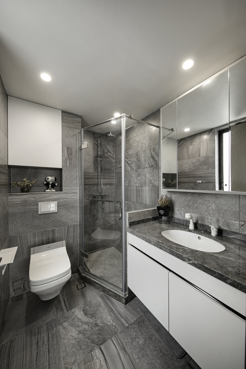 丨卫生间-Bathroom丨

以适当的留白来平衡灰度世界，用石材纹理的差异性拼接，融合自然肌理于墙地面，通过镜面装饰的空灵，使空间元素由具象幻化成抽象的形体，极简下又不失高级质感。
