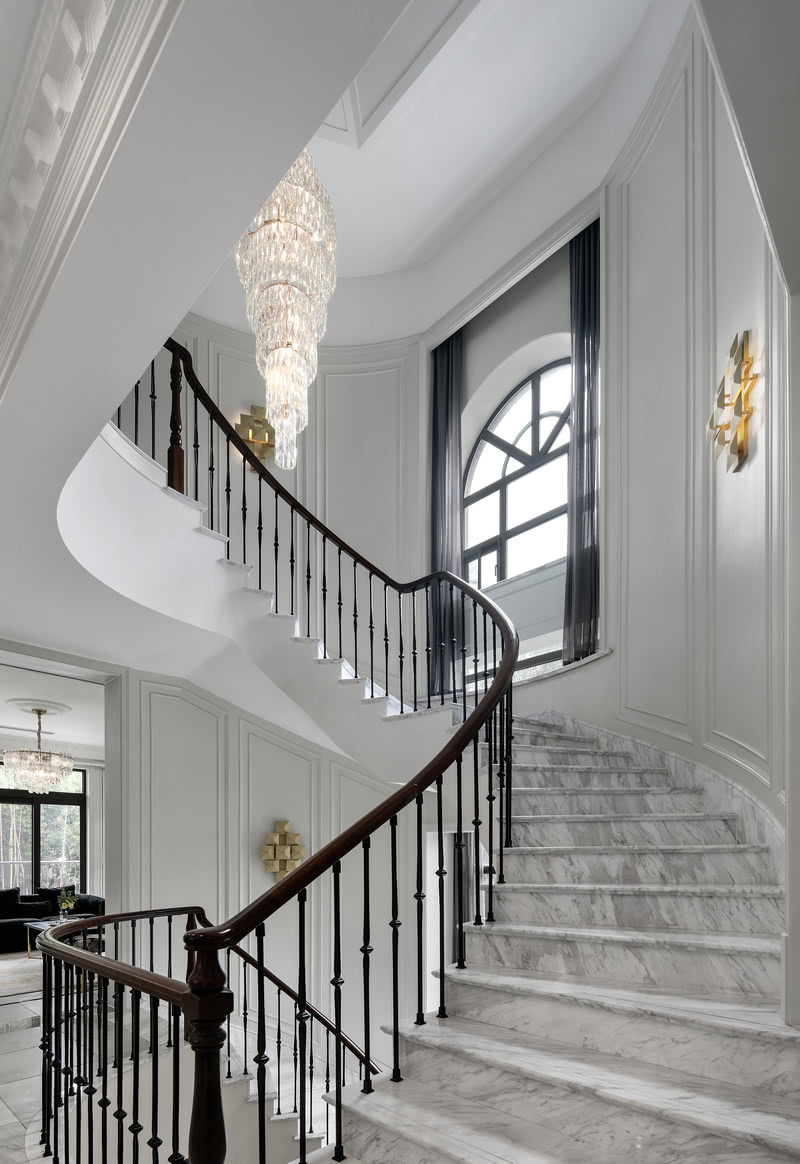 丨楼梯-The stairs 丨


弧形楼梯，延绵而上，串联着三层空间，承上启下，极有张力，木色配合着皎洁的白色，水晶灯饰、灰色纱帘，推动着进程，使其彰显出恢弘气势。
