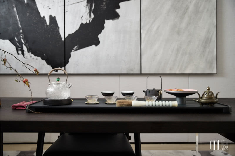 二楼的茶室以水墨渲染空间，中式元素的摆件和别致的茶具透出浅浅禅意，其义自见。