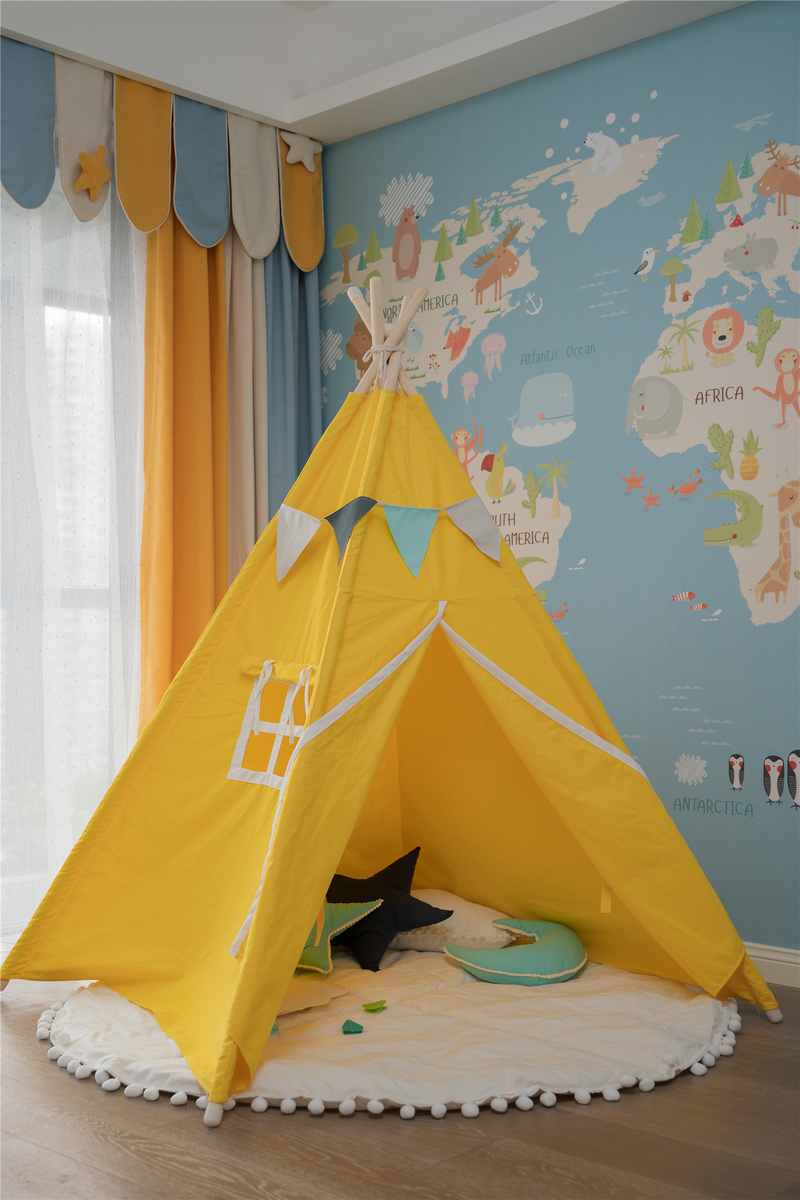 儿童房设计师选择了活泼跳跃的颜色给人眼前一亮之感，亮眼的造型帐篷也让整个空间更为灵动，为孩子打造愉悦生动的成长氛围。
