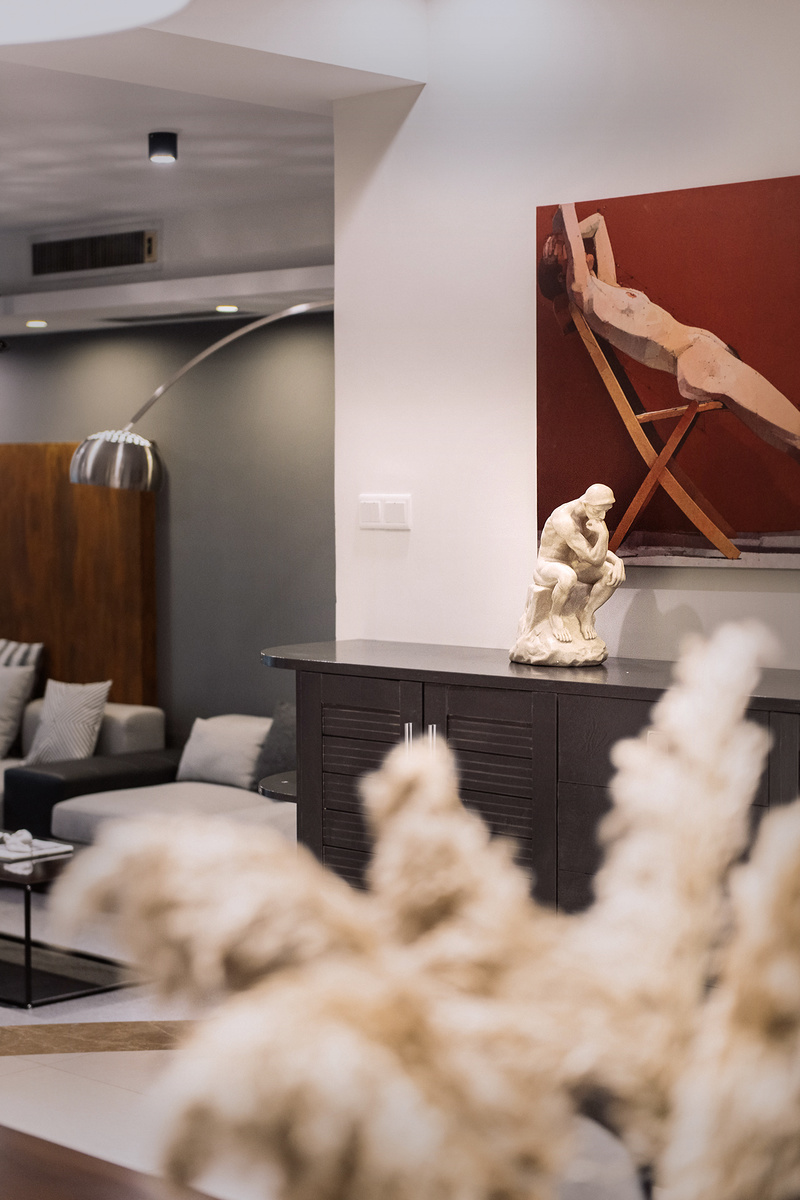 尤恩·厄格罗的画作形式独树一帜，具有深刻的艺术思想，表现出宁静、理性、严谨和深刻的典雅风范。在入户玄关部分使用尤恩·厄格罗的画作结合思考者雕塑形成一个宁静的思考画面，表达归家即安宁的心境。