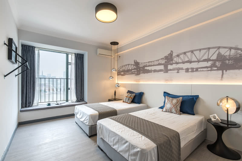 卧室以老海珠桥的摄影作为背景，作为讲述点，提取珠江水蓝色最为点缀色。