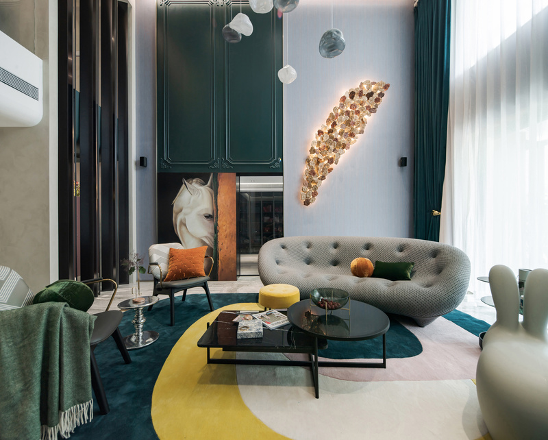 沙发背景墙上的镁高定制壁灯将金属元素完美融合体现，用色彩和质感诠释着设计的灵魂。