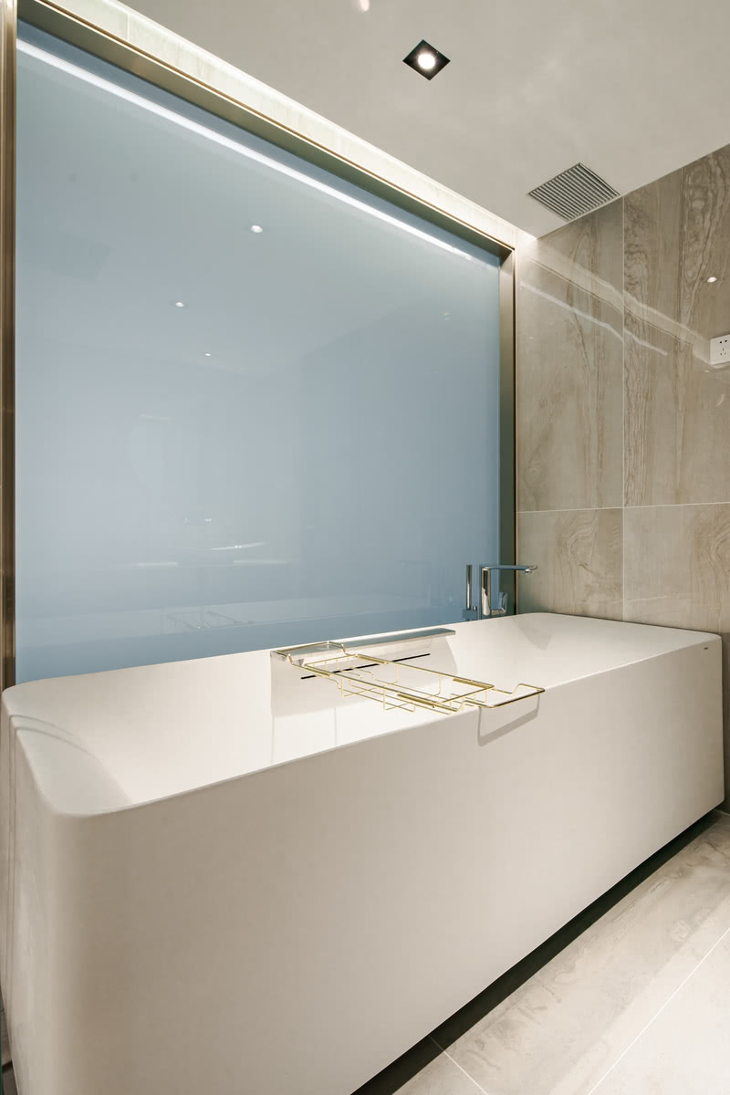 浴室则采用调光玻璃，能控制雾化和透明两种状态，需要时，即时躺在浴缸里也能看到外面的电视，在这样的环境里悠闲地来个泡泡浴，追一集剧，是极为舒适放松的享受。