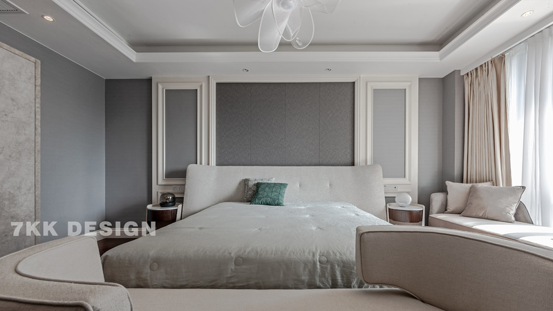 双层白色+浅咖色窗帘搭配，与整体卧室色调协调一致，营造温馨浪漫舒适的睡眠环境。