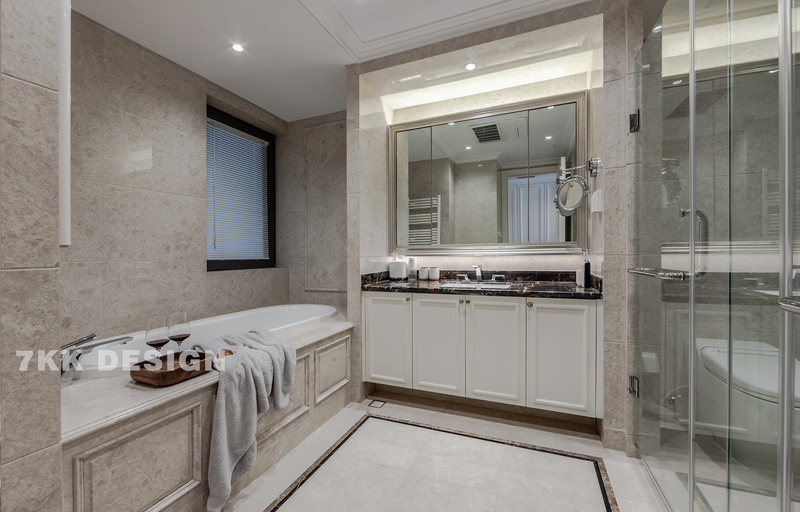 主卧卫生间以白色为基调，干净清爽明亮。豪华浴缸配备，也方便给宝宝洗漱。台盆柜悬空设计方便打理，马桶和淋浴一个空间，弧形透明玻璃门做隔断，使整个卫生间空间更加通透宽敞。