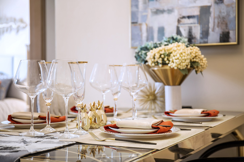 餐桌的星点的色块组成了爱马仕经典搭配色，细腻而克制。通透的表达让空间扩宽空间。