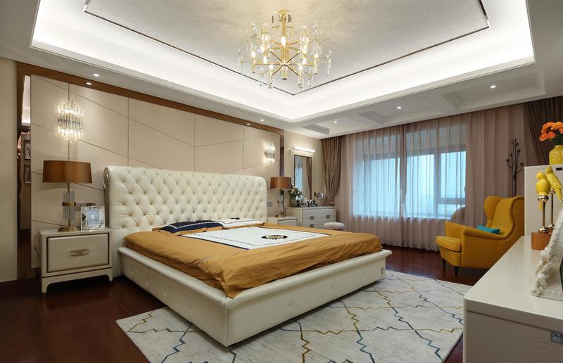别具现代奢华感的主卧，不锈钢金属线条的加持，使整个空间富丽堂皇而又别致精巧。

    床头背景墙延续了“港式格调”的线条感，搭配软皮质的床，令整体视觉风味陈炼柔和。以黄色为辅色，呼应整个空间色调，也让卧室空间更显温馨感。