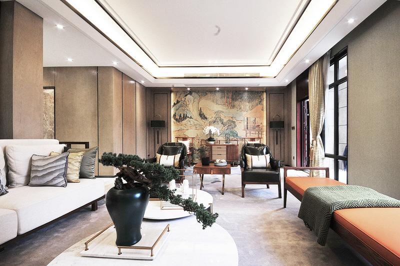 客厅作为进门第一接触的区域也是业主会客休闲的第一区域，背景墙和家具的配饰是展示整个家庭涵养和爱好的空间。