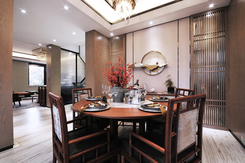 餐厅区域搭配保留了中式圆桌团团圆圆的理念在配色和装饰品选择上加入了现代风的元素。