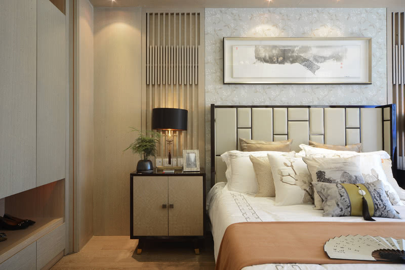 主卧室空间提出刺激的质感与色彩、细节处践行奢华。