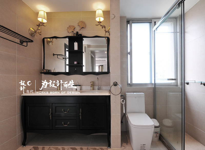 老人房卫生间：设计师采用沉稳大气的黑桃木色调的镜面台盆柜加上功能上的划分，在安全、防滑上做了些小细节的设计。