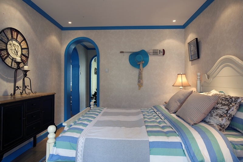卧室以海洋的蔚蓝色为基色调的颜色搭配方案，自然光线的巧妙运用，富有流线及梦幻色彩的线条等软装特点来表述其浪漫情怀。