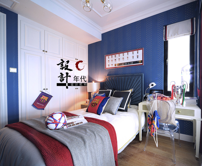 孩子的房间以男孩子喜欢的蓝色系为主，充满英伦风格。