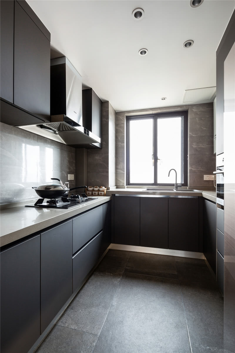 厨房整体依旧是简约为主，高级灰让生活化的空间也更具格调。