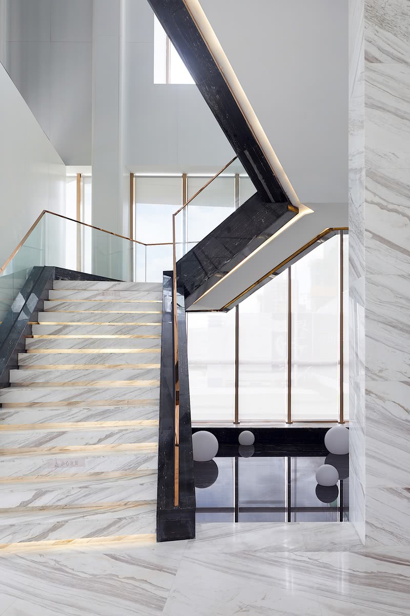 ▲楼梯处水池 
确保了整体开阔性，同时构建了建筑室外的和谐关系，在楼梯下方设计水景的布置，在视觉上创造出镜面效果，强调了整体的艺术形态。