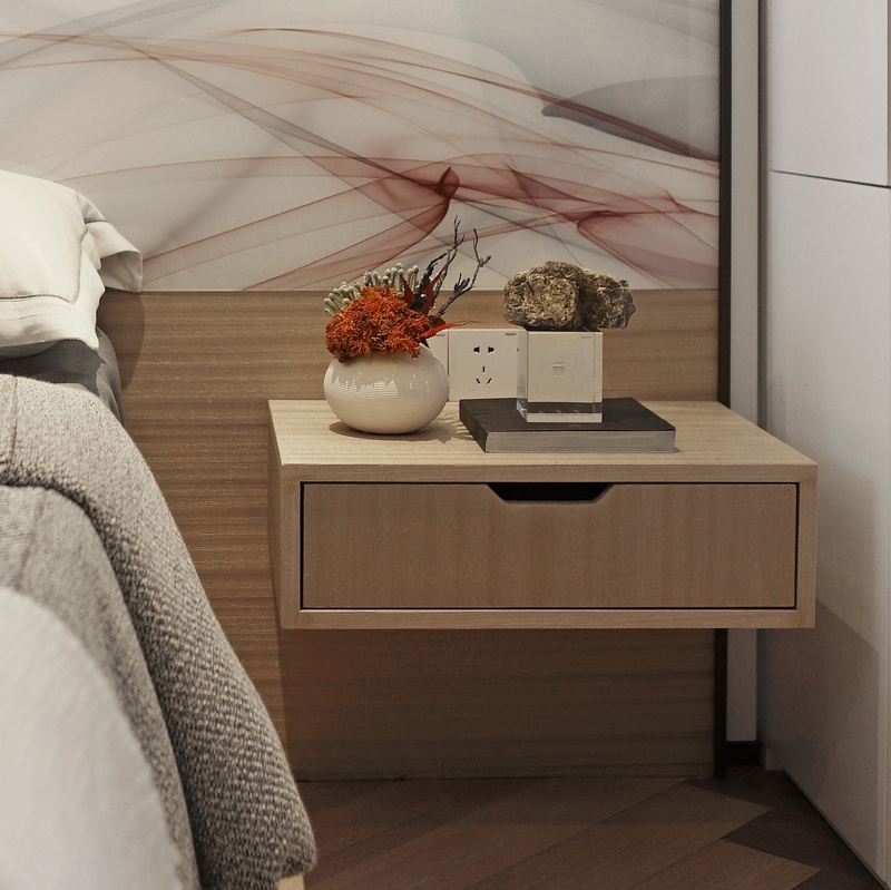 简单的床头柜造型，简净的木色，天然的纹理和材质呈现出质感美，整体空间流泻出沉静淡然的气息。