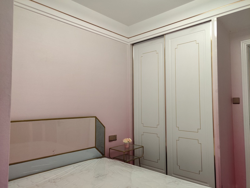 女儿房墙面采用了渐变色粉色壁纸，浪漫温馨不显幼稚