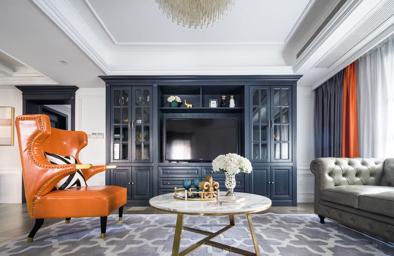 ⚪ 空间的色彩方面我们以富于变幻的高级灰作为基调，素雅的色彩承载了优雅稳重的藏蓝色家具，搭配灵动又热情的爱马仕橙皮面沙发，使整个空间既清雅贵气，又多了一份生气和活力。
