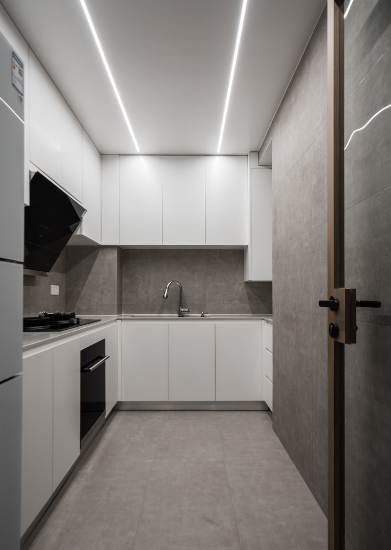 厨房是经典的黑白灰，干净清爽。定制超窄边木框玻璃门，简约而不简单，极具设计感。