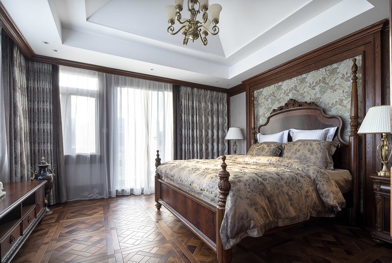 主卧室整体风格更偏向传统美式，以胡桃木色为基调，背景墙、窗帘、地毯、床品分别点缀了业主喜爱的浅棕色元素