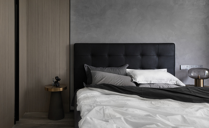 卧室的适度留白给予业主无限想象的空间，并加入灰色系的石材，配合黑色木地板，呈现三个元素的配合与层次的传递。